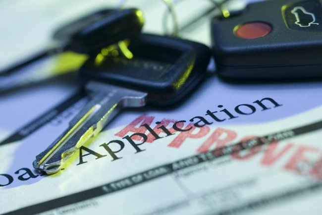 More drivers fall behind on car payments, as auto loan rates rise
