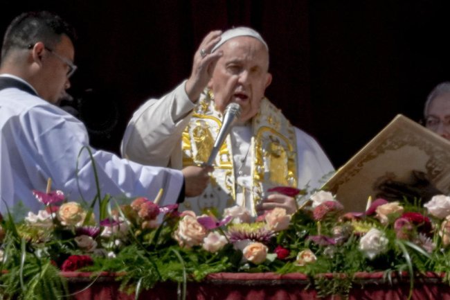 Pope Francis leads Easter Sunday mass to big crowds in Vatican Square