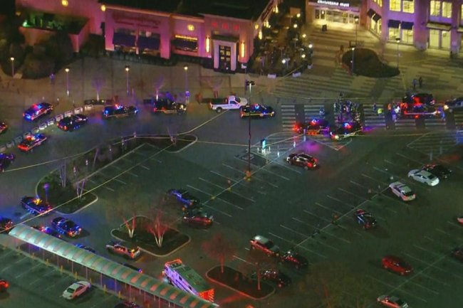 3 wounded in shooting in Delaware mall food court