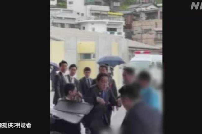 【動画】岸田首相が警察官に抱えられ現場から避難する様子