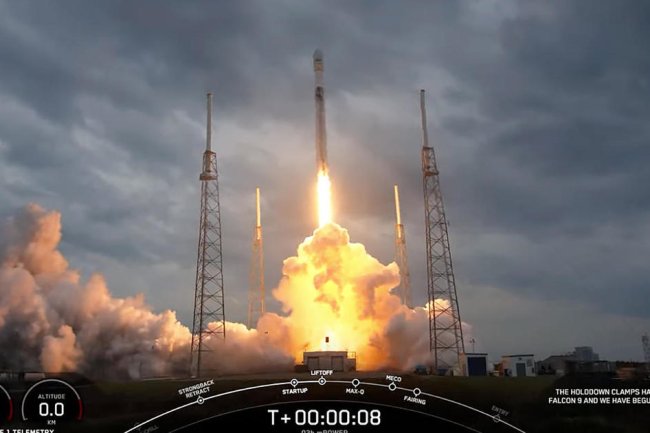 SpaceX launches one rocket, but glitch derails another