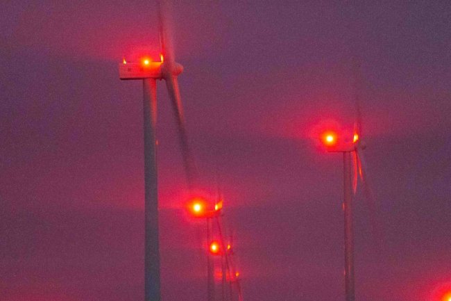 Lawmakers Crack Down on Wind-Turbine Lights That Flash All Night