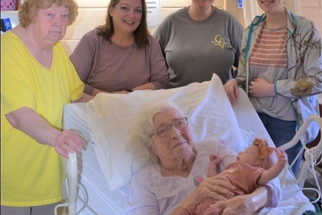 Newborn, meet great-great-great-grandma: 6 generations of same family gather in viral photo