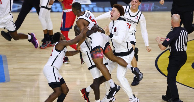 San Diego State hits buzzer-beater to reach title game, will face UConn