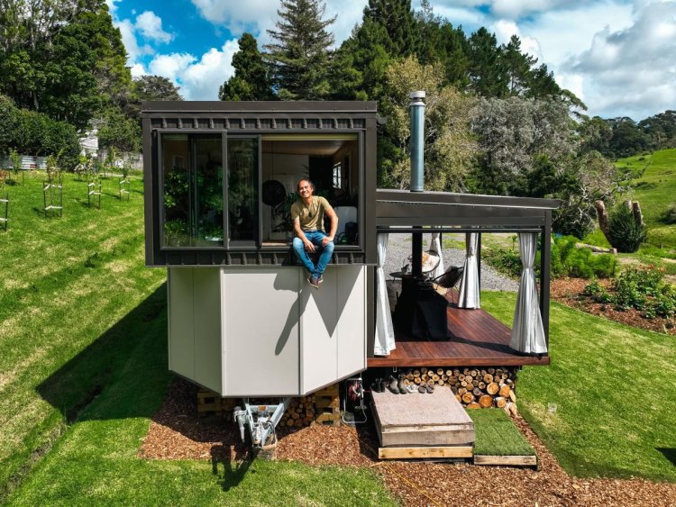 A New Zealand man spent $137,000 building a 330-square-foot tiny house from shipping containers. Take a look inside.
