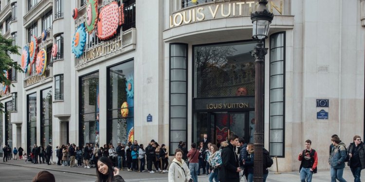 LVMH’s Revenue Jumps 17%. Tourists Are Still Shopping.