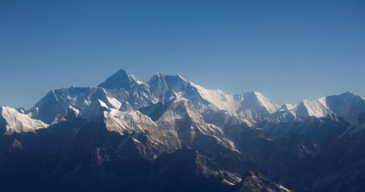 3 Sherpa climbers missing on Mount Everest after falling into crevasse