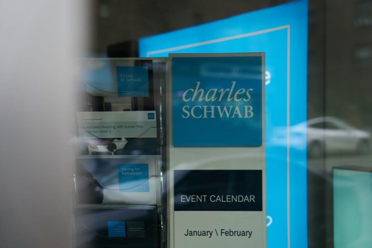 Charles Schwab’s Top Investor Exits $1.4 Billion Stake, FT Says
