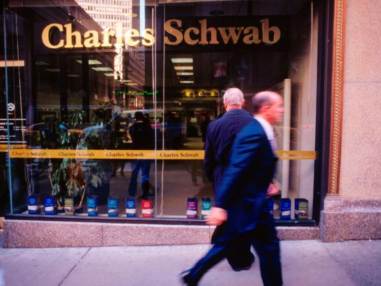 A top investor in Charles Schwab sold its entire $1.4 billion stake as the brokerage fell victim to the banking turmoil