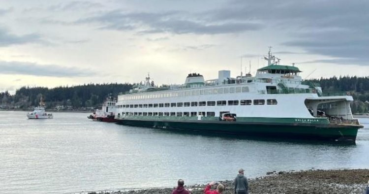Ferry carrying over 600 people runs aground near Seattle