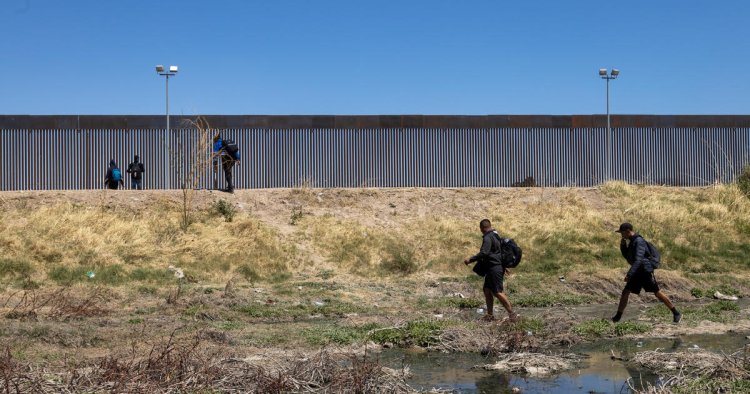 U.S. border officials records 25% jump in migrant crossings in March