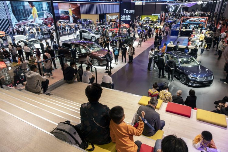 China EV Stocks Gain As Key Auto Show Opens; XPeng Leaps 13% On New Platform