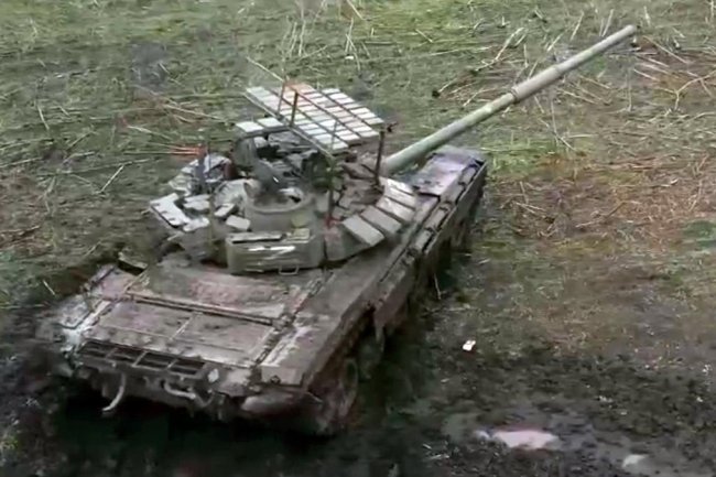 Russian Tank With ‘Cope Cage’ Covered In Explosive Reactive Armor Emerges