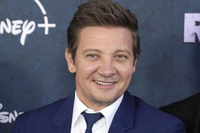Jeremy Renner shows off his ‘miraculous’ body in new workout video