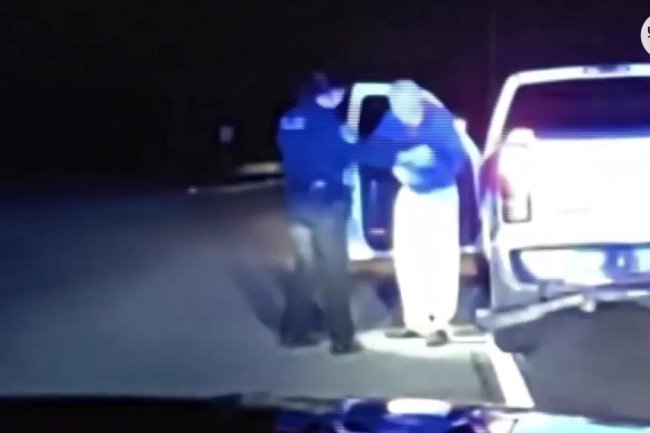Elderly man gives police officer dance lesson during traffic stop in South Carolina