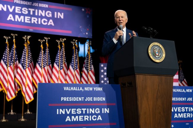 Biden Woos Republican Moderates in Debt Ceiling Standoff