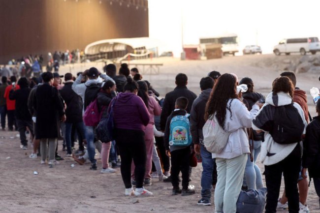 60,000 migrants waiting near border as Title 42 ends, official says