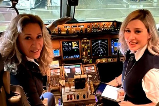 Mother-daughter pilot team makes history