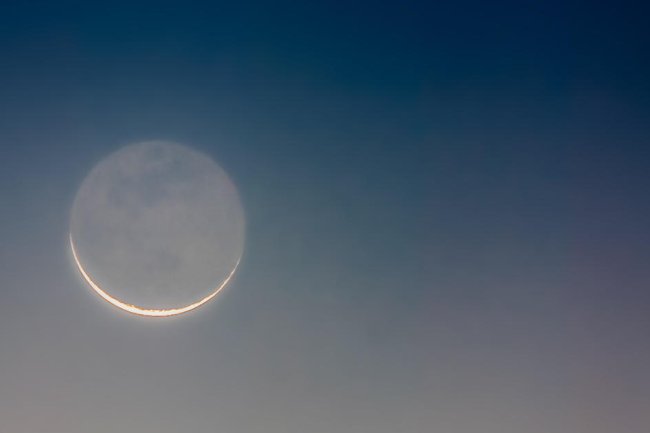 How to see the "Da Vinci glow" illuminate the crescent moon this week