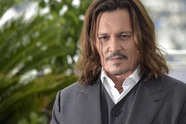 Johnny Depp receives 7-minute standing ovation at Cannes