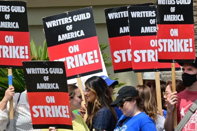 Writers Guild won't picket Tony Awards, allowing the show to go on