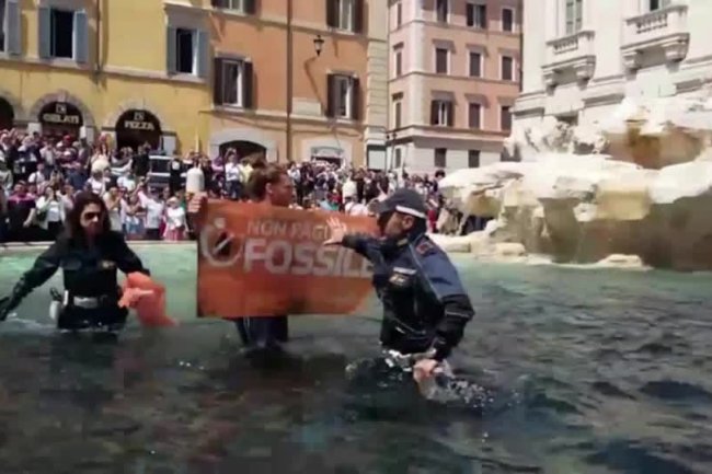 Climate activists turn Rome's Trevi Fountain black