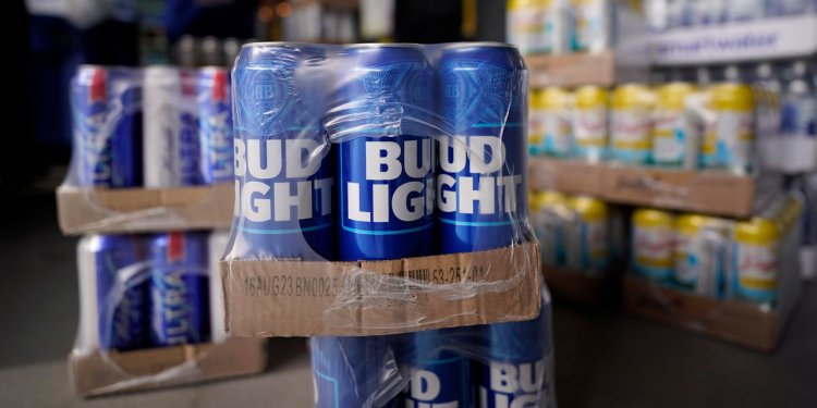 Bud Light Maker Offers Distributors Free Beer, More Ad Spending After Dylan Mulvaney Backlash