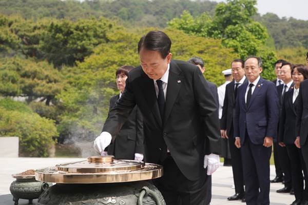 Pres. Yoon Visits Seoul Nat'l Cemetery on 1st Anniv. in Office