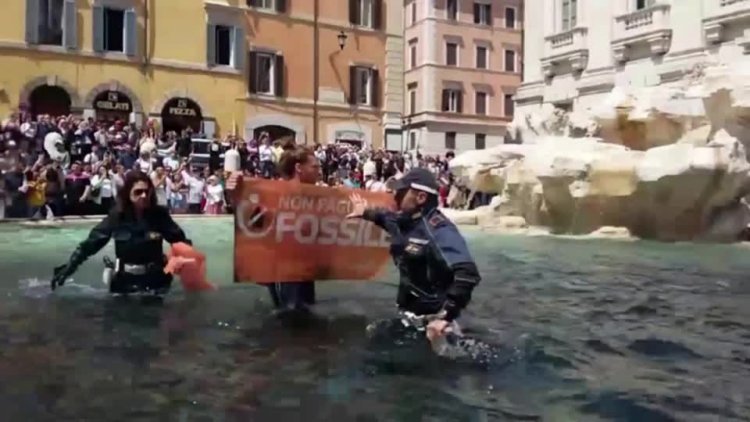Climate activists turn Rome's Trevi Fountain black