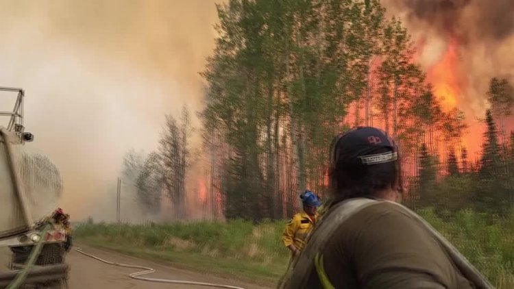 Firefighters battle giant blaze in Alberta