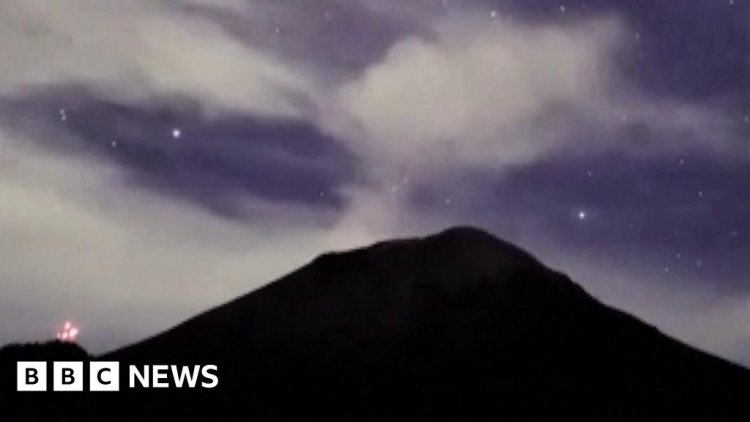 Mexican volcano spews smoke into starry sky