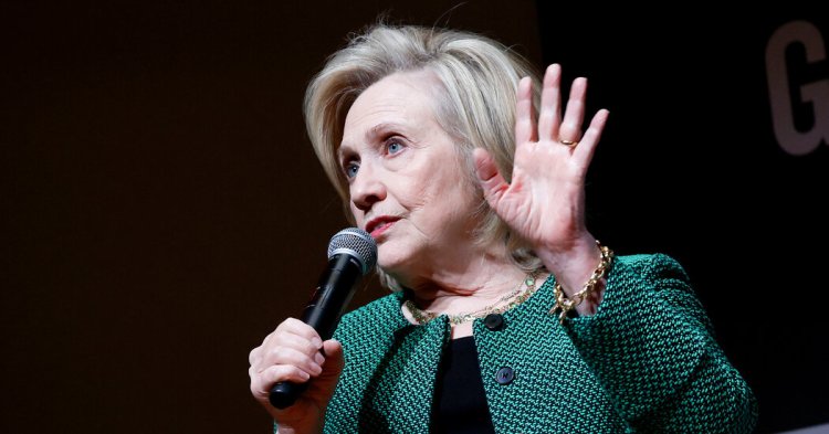 Hillary Clinton Says Dianne Feinstein Should Not Resign
