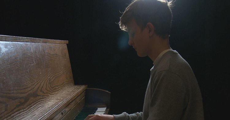 Ukrainian teen refugee connects with classmates through music