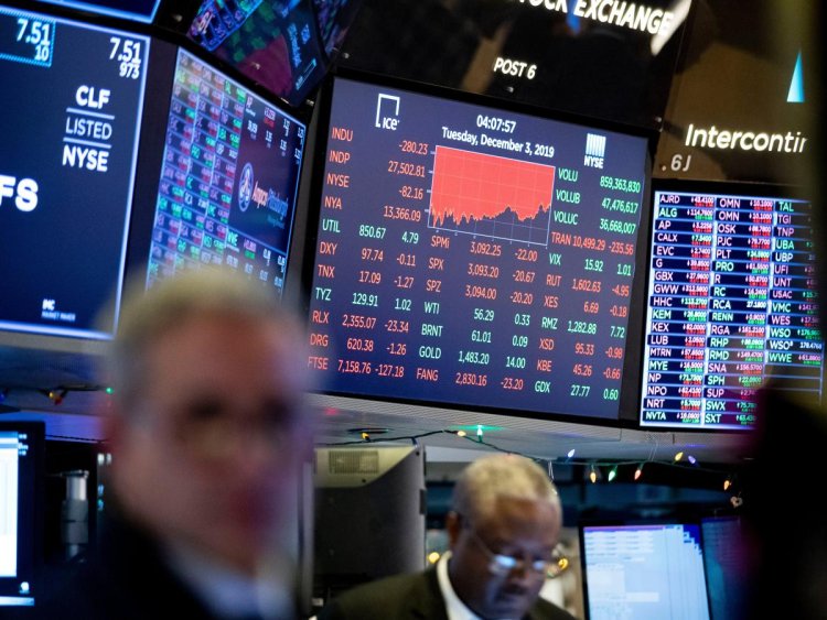 The S&P 500 has rallied thanks to the AI boom, but parts of the index may be signaling a recession. Here's what 7 experts have said.