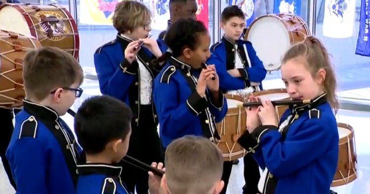 Children's fife and drum corps greets veterans at Dulles Airport