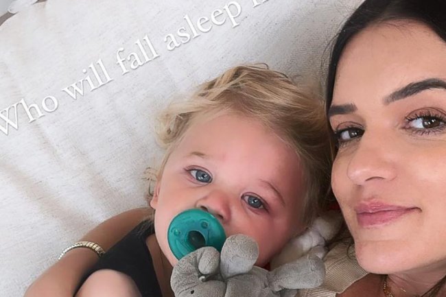 Raven Gates Shows Off Baby Bump in Snuggly Selfie With Son Gates: Photo