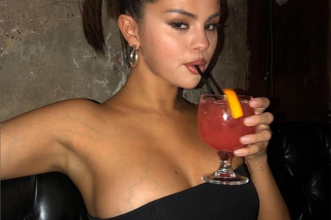 See Selena Gomez Hilariously Flirt With Soccer Players: "I'm Single"