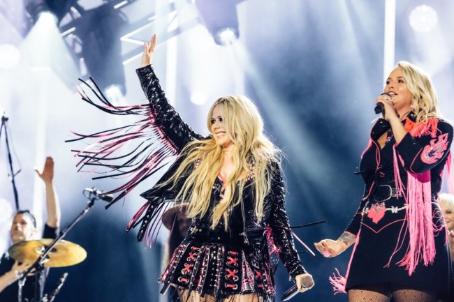 Avril Lavigne Surprises CMA Fest to Sing ‘Sk8er Boi’ with Miranda Lambert