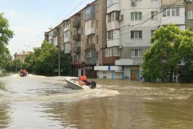 Evacuees from flooded Ukrainian region face Russian bombardment