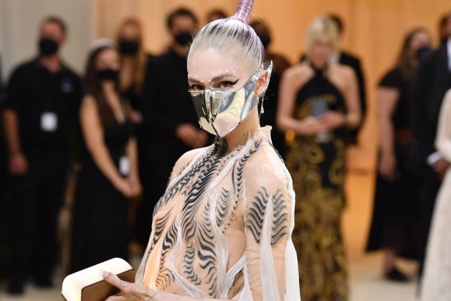 Grimes Just Added More "Alien Scars" To Her Body, And I Need You To Come And See