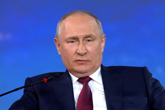 Putin says he’s delivered nukes to Ukraine’s neighbor. Hear what ex-CIA operative thinks