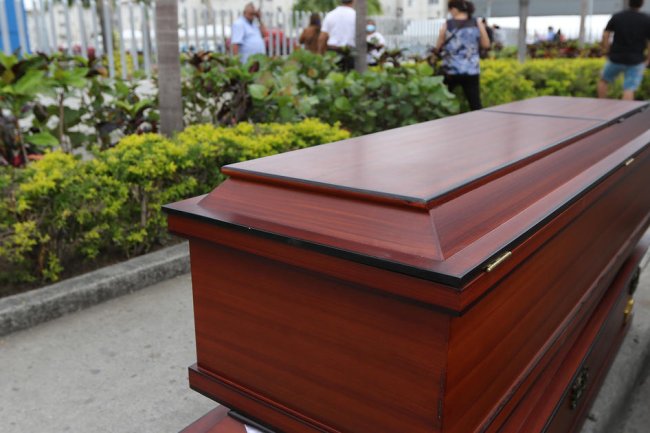Ecuadoran woman who knocked on coffin during her own wake has died