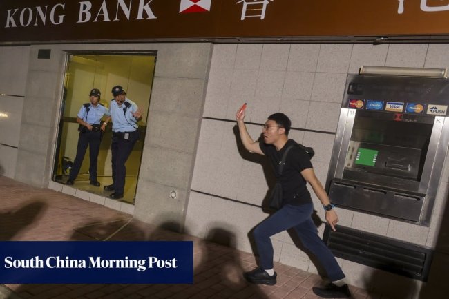 Hongkongers taking advantage of relaxed entry requirements apply to join police at recruitment drive