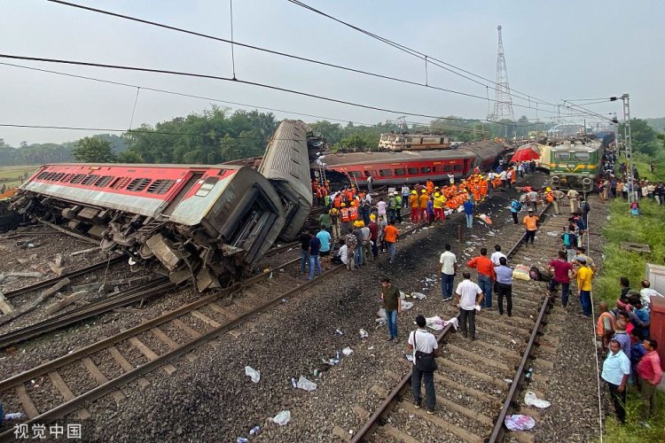 印度列车相撞致近300死900伤，罹难者将获百万卢比赔偿