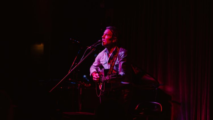 Dennis Quaid Debuts Songs from New Album at Chase United Card Event