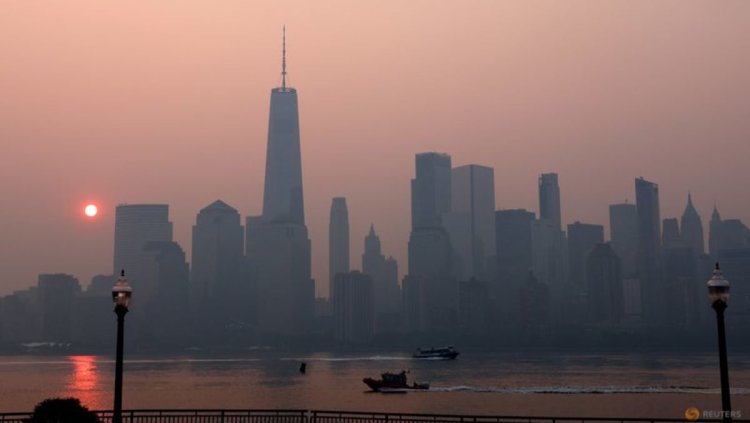 Toxic smoke dissipates over northeastern US