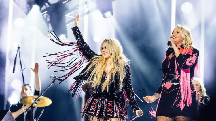 Avril Lavigne Surprises CMA Fest to Sing ‘Sk8er Boi’ with Miranda Lambert
