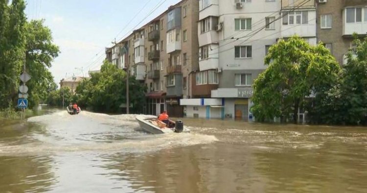 Evacuees from flooded Ukrainian region face Russian bombardment