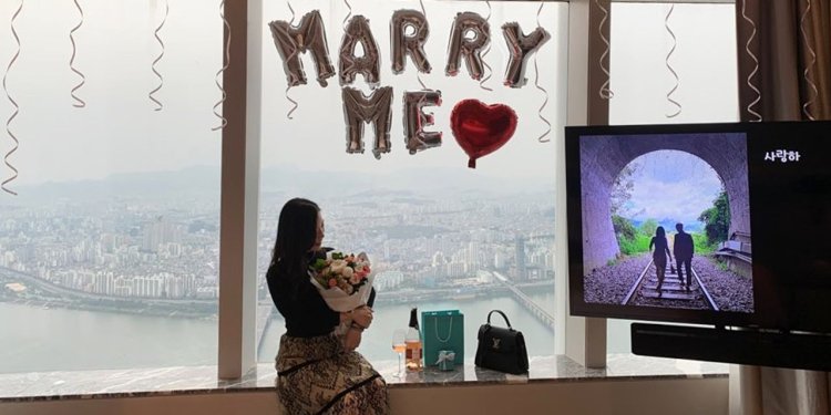 Pricey Hurdle Before the Wedding: A Splashy Proposal