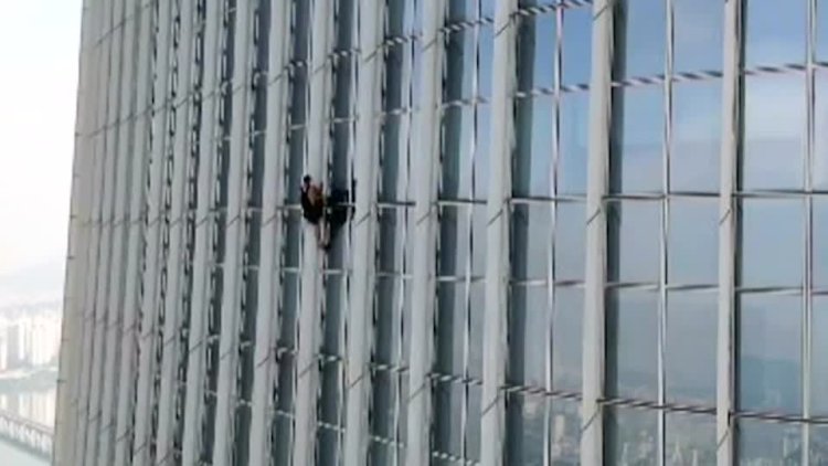 Man attempts ropeless climb of Seoul skyscraper